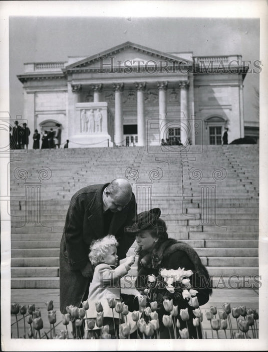 1946 Netherlands Ambassador & Family Pay Tribute - Historic Images