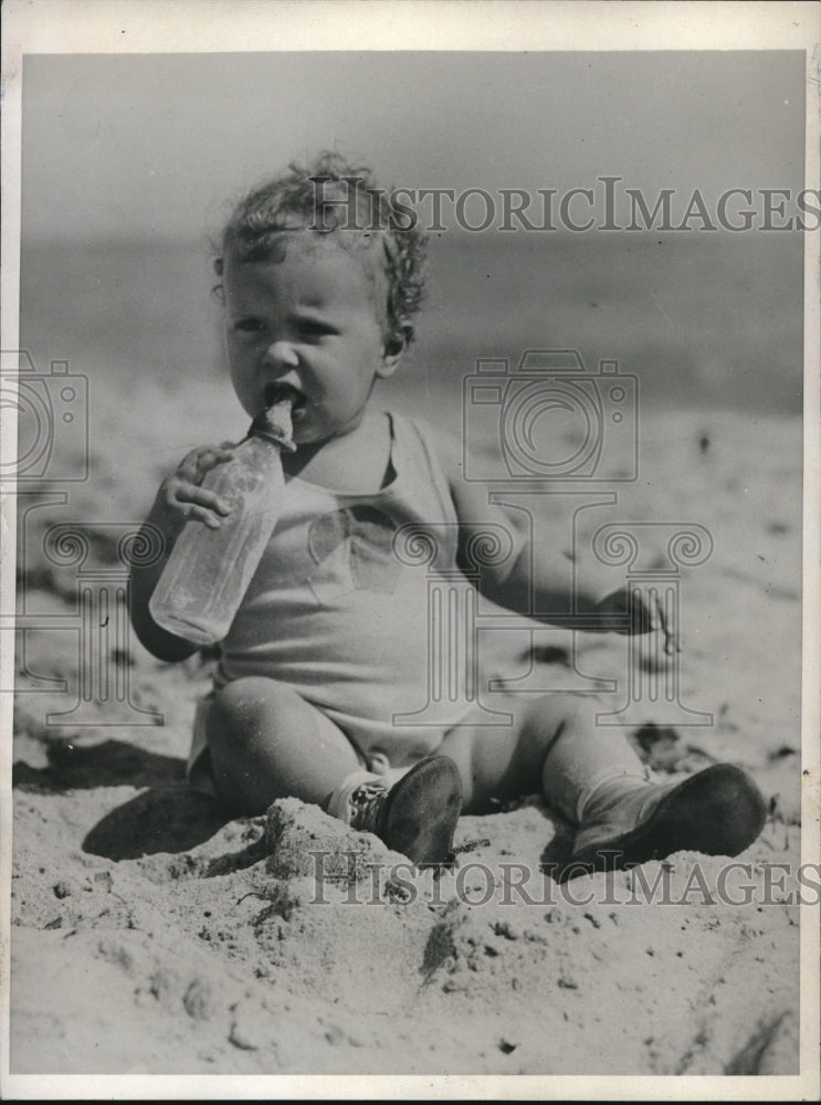 1932 Press Photo Cute Baby Dorothy Goss Sucks On Bottle In Miami Beach - Historic Images