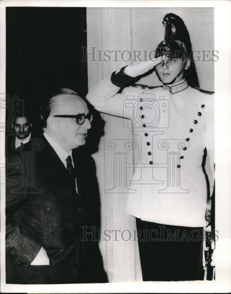 1968 Press Photo Mariano Rumor Gets Salute From Guard inrome - Historic Images