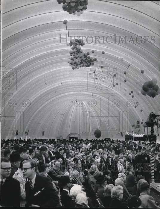 1966 Press Photo Balloons Fly High To Curved Ceiling At NYC Oktoberfest - Historic Images