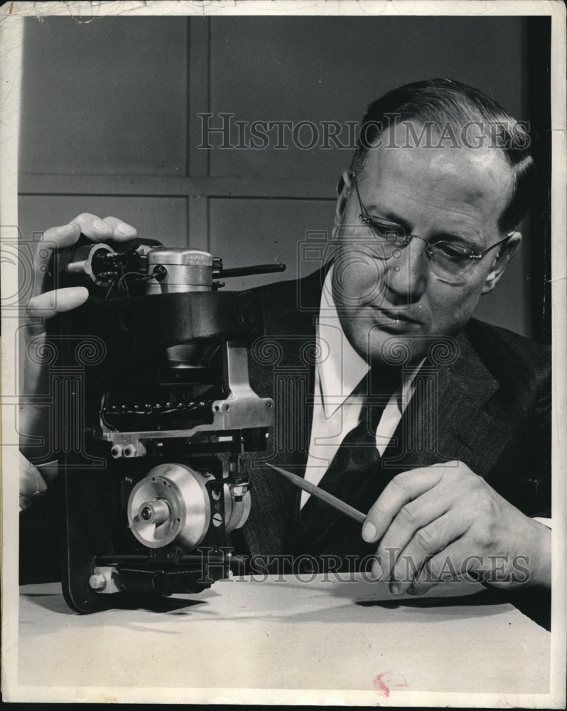 1944 Press Photo Gyrostabilizer Inventor Clinton Hanna Helps Army Tanks Fire - Historic Images