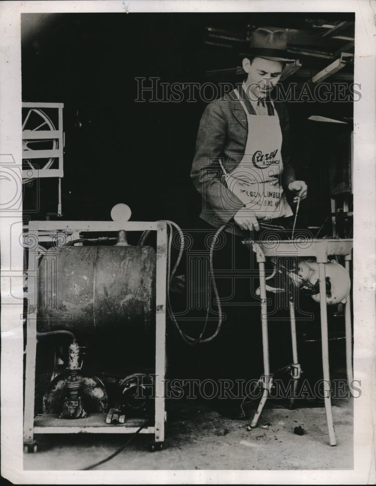 1938 Press Photo Slim Wagner Makes Oxygen In Tank At Home To Save Money - Historic Images