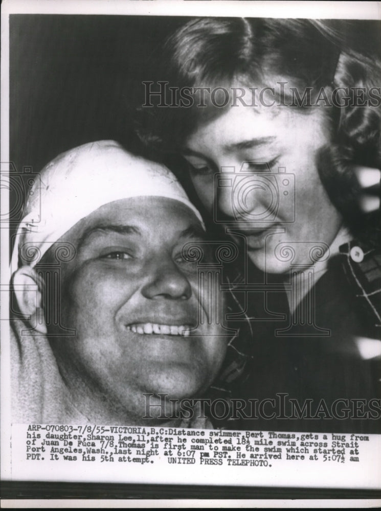 1955 Press Photo Distance Swimmer Bert Thomas with Daugher Sharon Lee - Historic Images