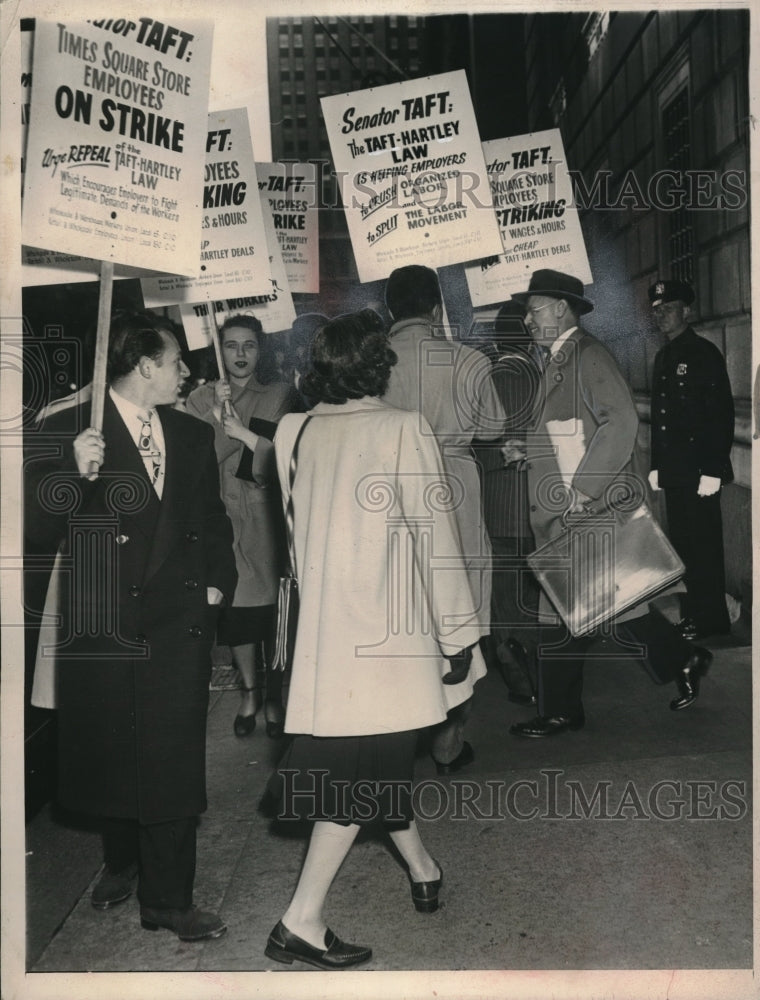 1948 Press Photo Senator Robert Taft Strides through picket line - Historic Images