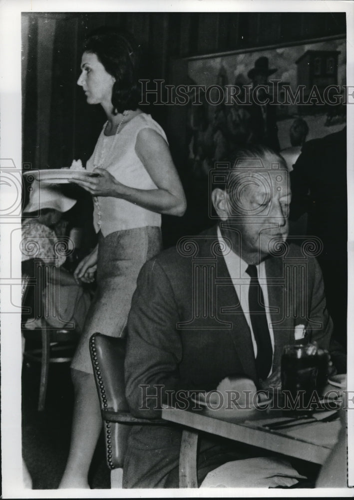1967 Press Photo Texas Millionaire Rancher William Brown Eats Lunch-Historic Images
