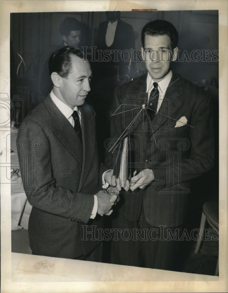 1939 Press Photo CBS Broadcaster Gives Wilson Burgess Amateur Radio Award - Historic Images
