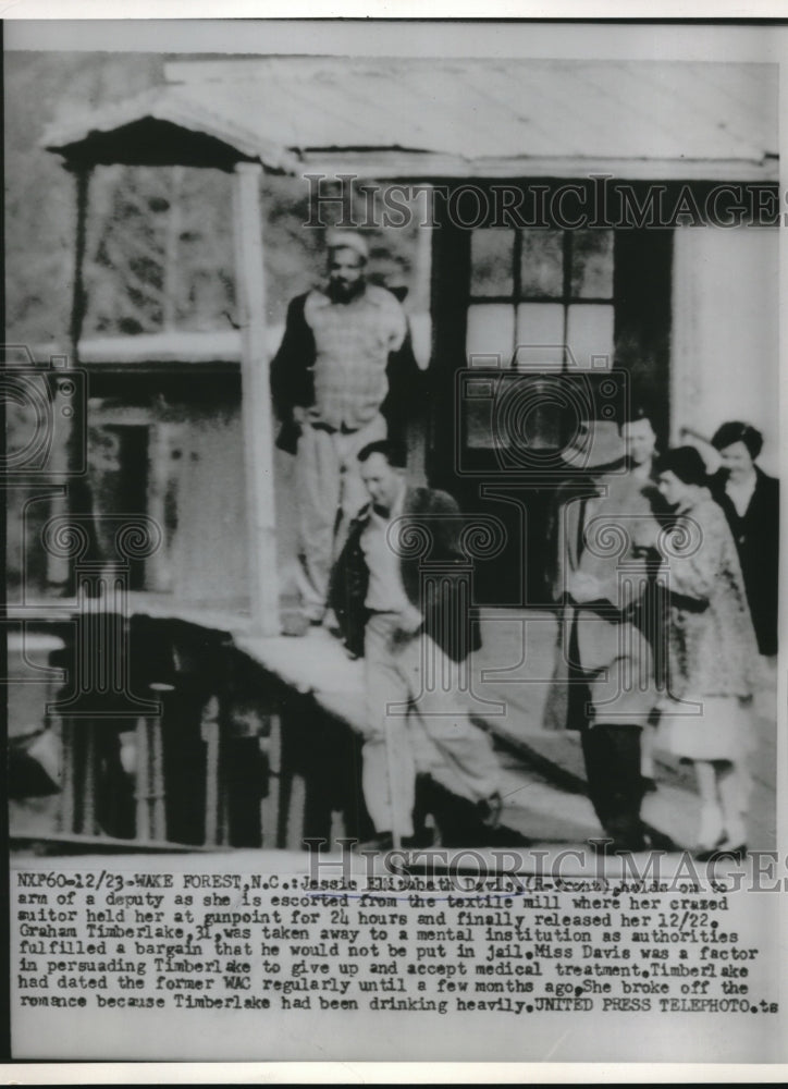 1955 Press Photo Jessie Elizabeth Davis, escorted from textile mill by deputy - Historic Images