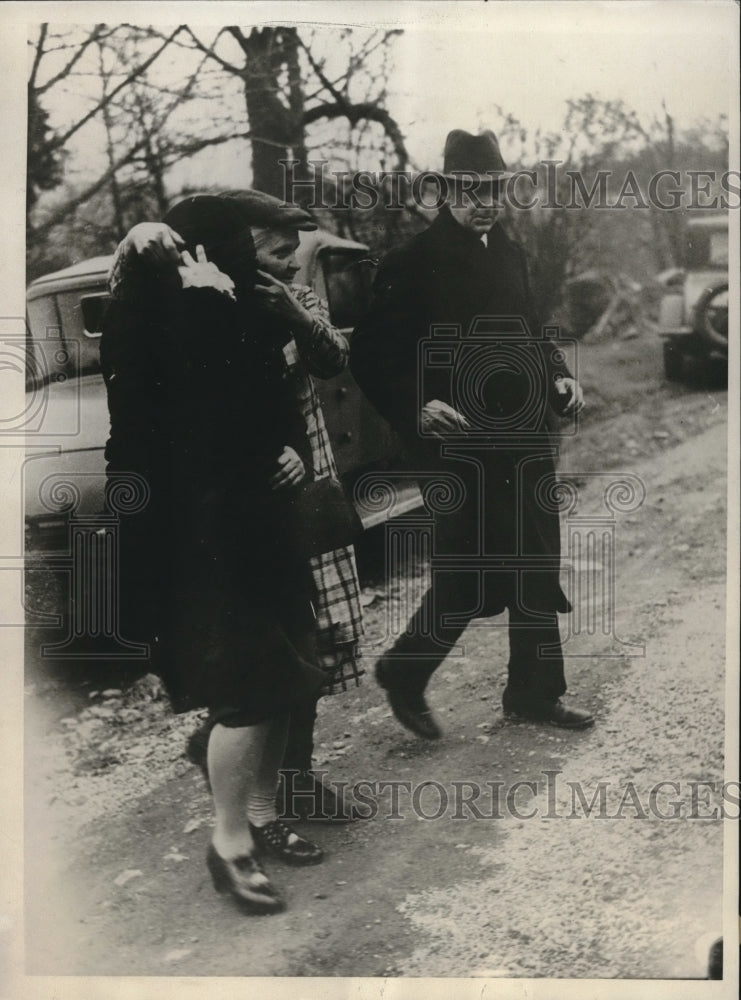 1930 Thomas Donohue's Mother Who Murdered Him Being Arrested - Historic Images