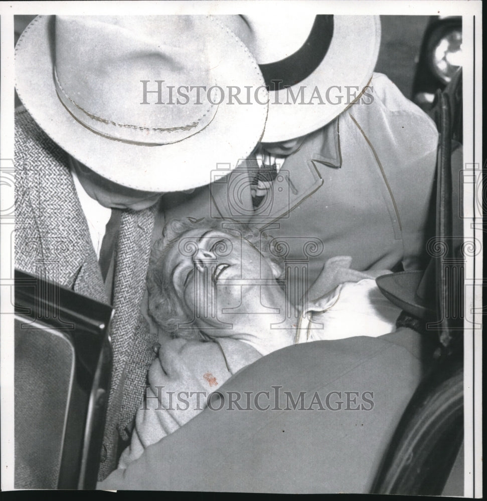 1958 Press Photo Embezzler Margaret Burton Faints After 5 Year Jail Sentence - Historic Images