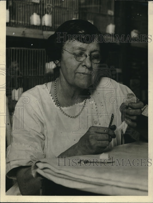1921 Press Photo Carrie Liberty Bird Lover Tags Tiny Little Chick - Historic Images