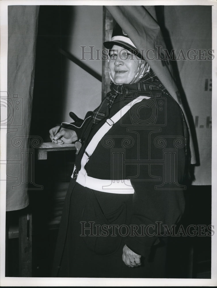 1956 Press Photo School Guard Lillian Hurley Took Time Off To Vote In Cleveland - Historic Images