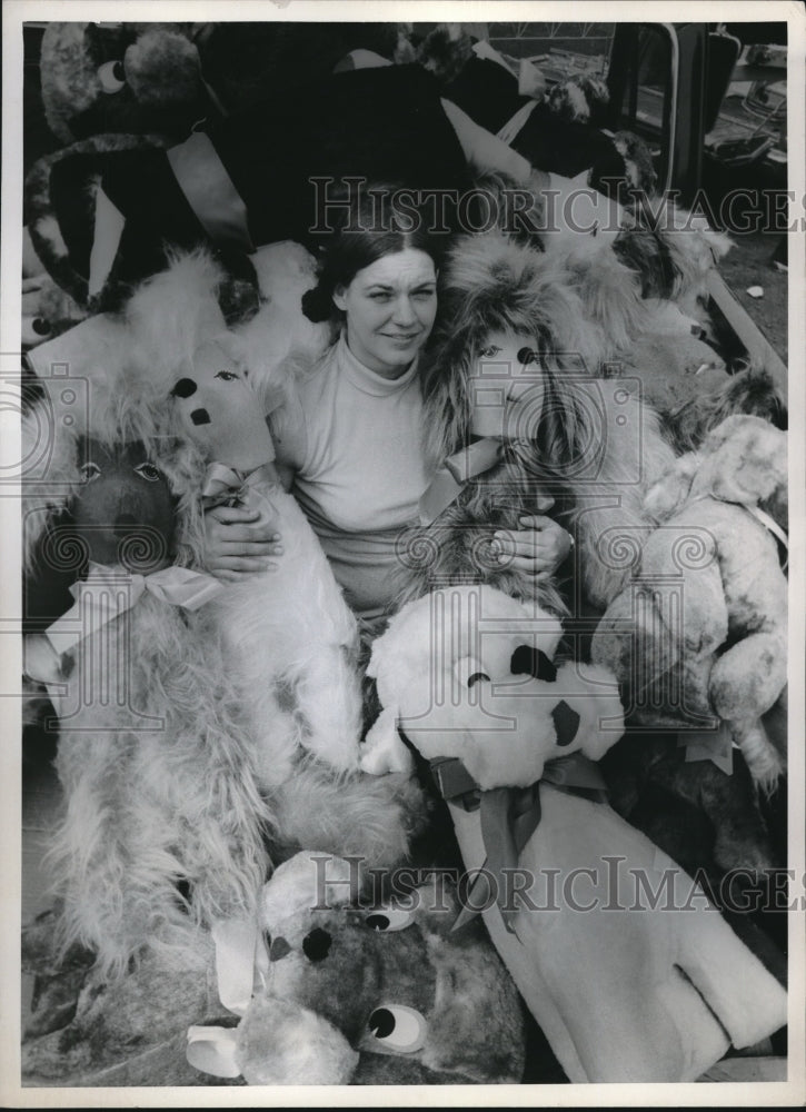 Press Photo Marilyn Scivally Tennessee Girl Surrounded By Stuffed Animals - Historic Images