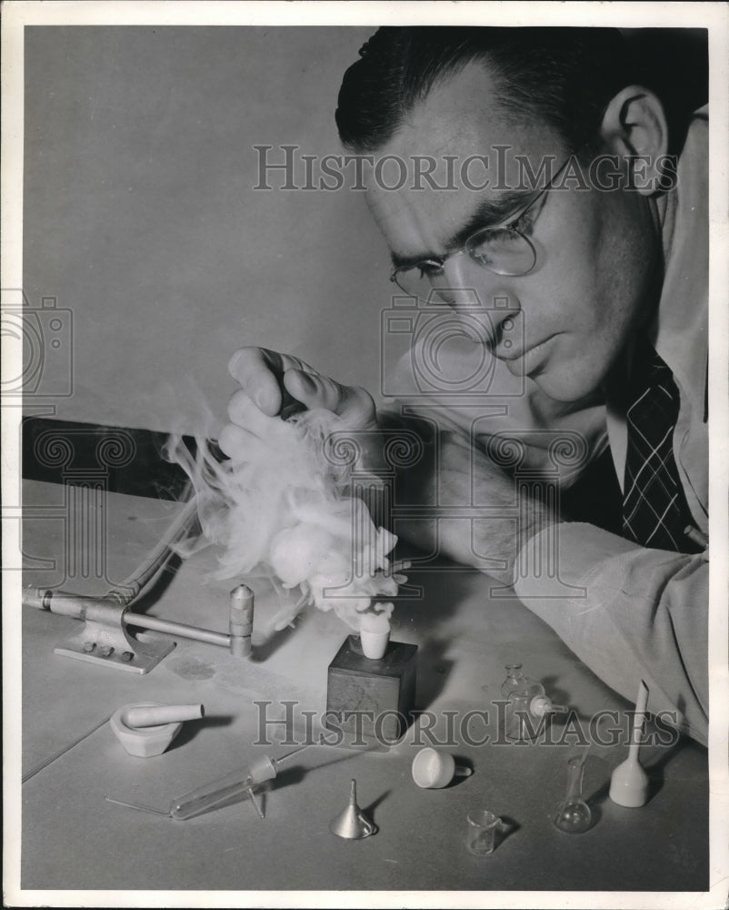 1941 Press Photo Dr. E. Bruce Ashcraft Using Pocket-Sized Chemical Tools - Historic Images