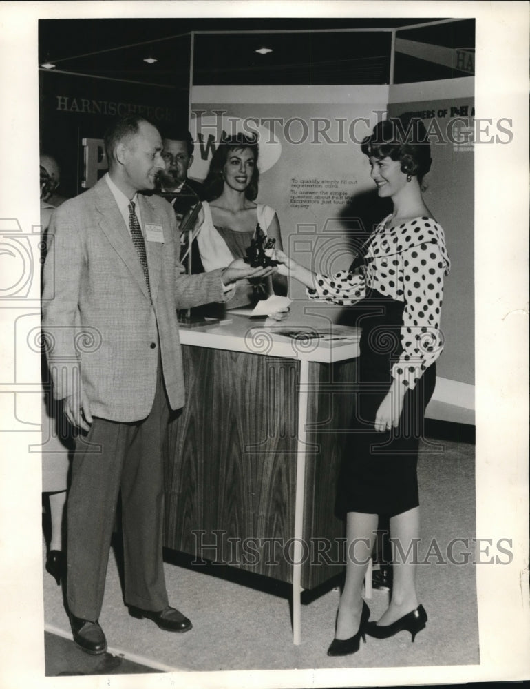 1960 Press Photo M.H. Nicholson of Pima Mining Co. at American Mining Congress - Historic Images