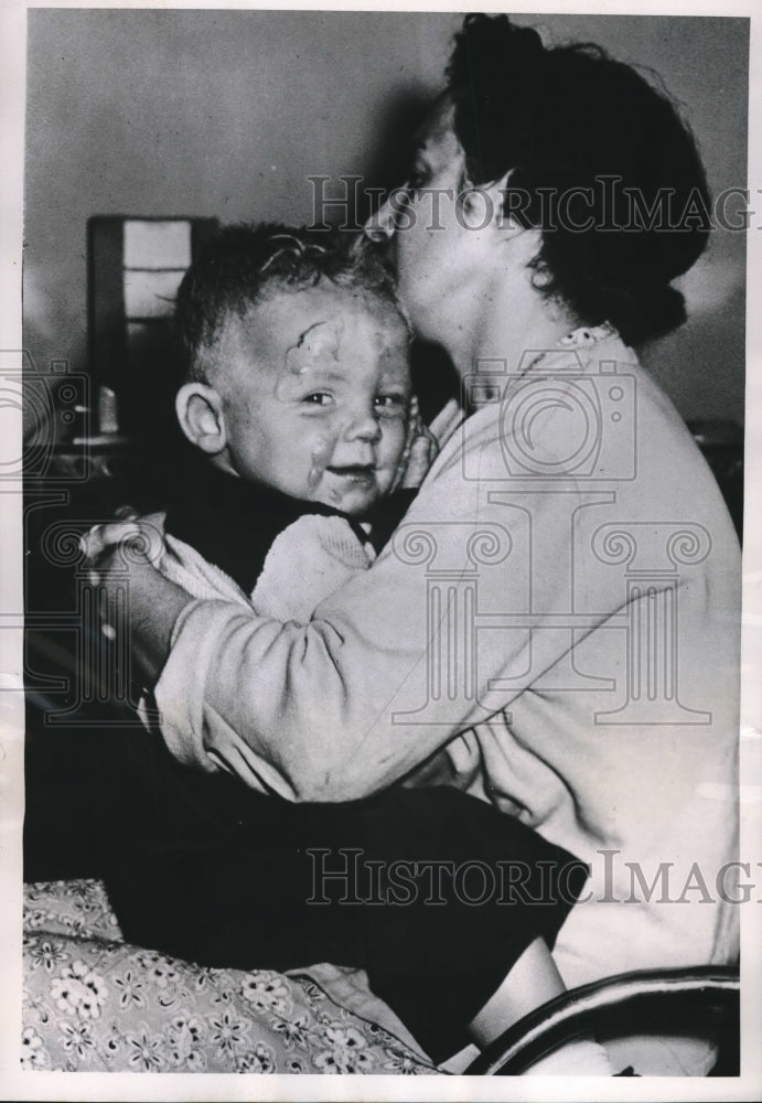 1952 Press Photo Two Year Old Charles Huffer Comforted By Neighbor - Historic Images