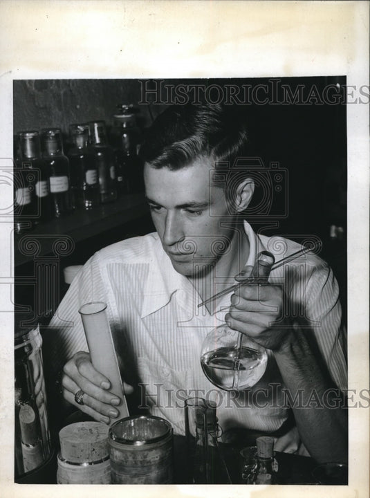 1943 Press Photo Bill Hulse spends time in Laboratory before a race. New Jersey-Historic Images