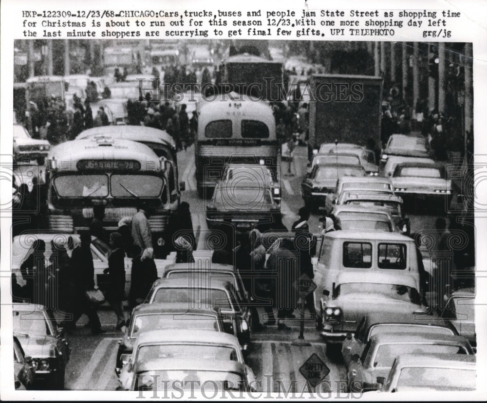 1968 Press Photo Traffic and People Jam State Street in Chicago Before Christmas - Historic Images