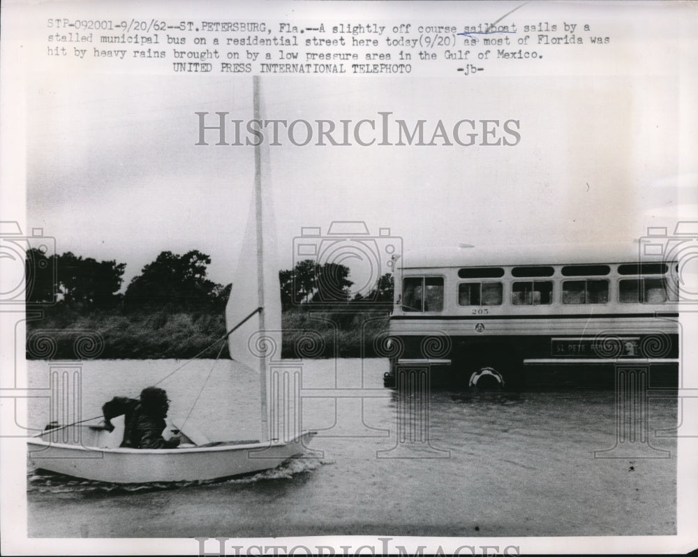 1962 Press Photo Sailboat Passes Bus During Flood - Historic Images