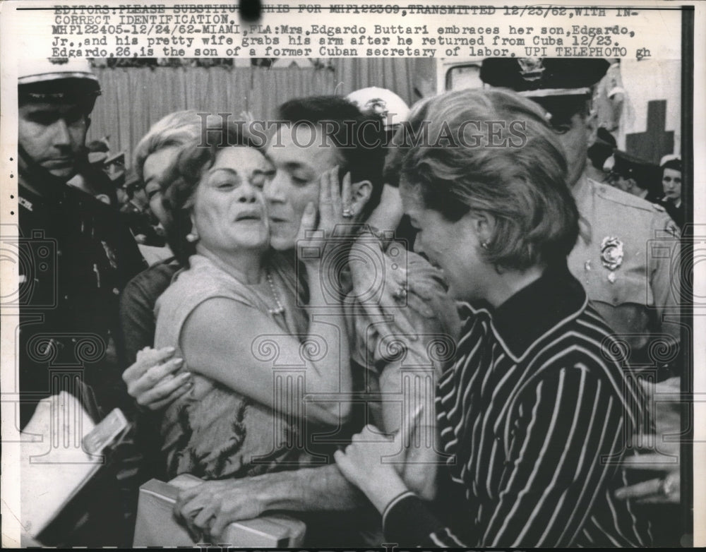 1962 Press Photo Edgardo Buttari with Wife and Mother After Return from Cuba-Historic Images