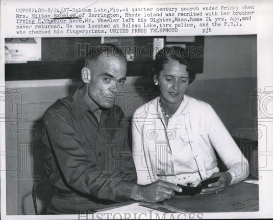 1957 Press Photo Brother and sister reunited after years-Historic Images