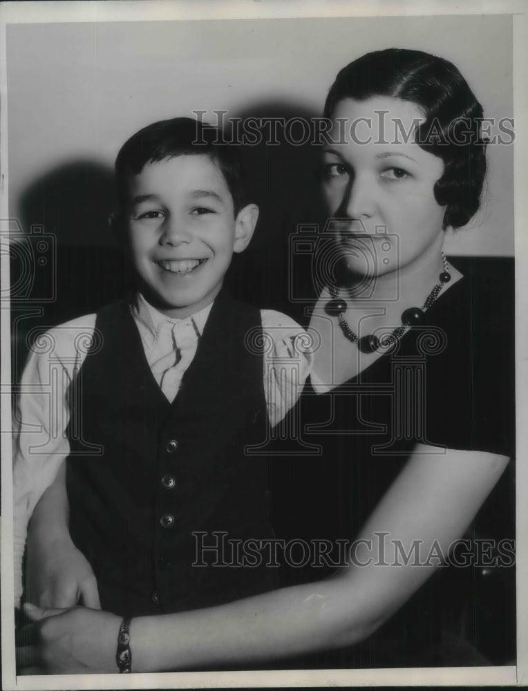 1934 Press Photo Stanley Chittenden Little Boy With Mom Lost Arm In Car Accident - Historic Images