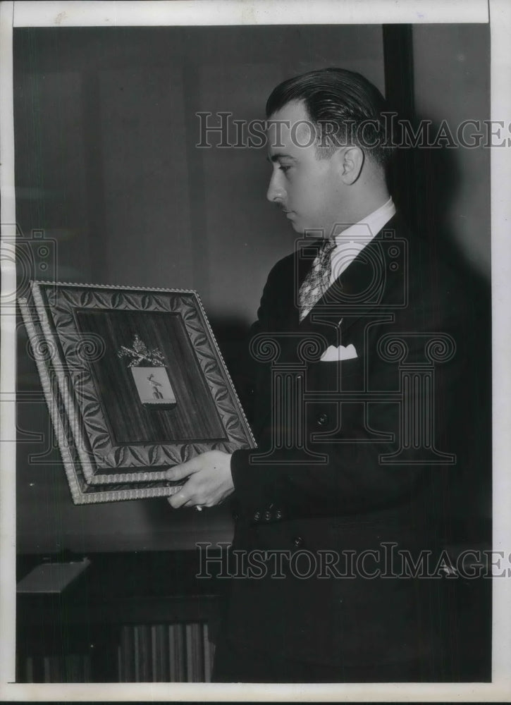 1939 Press Photo Thomas H. Hilton displays hand carved casket in New York - Historic Images