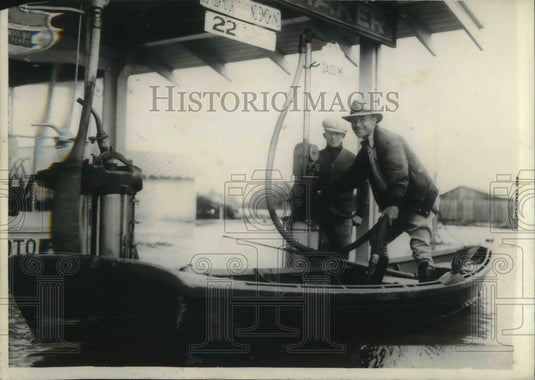 1930 Press Photo Sacramento Gas Station Serves Motorboats During Flood - Historic Images