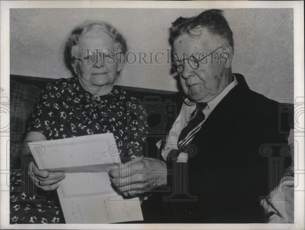 1939 Press Photo Friends 59 years now to wed-Historic Images