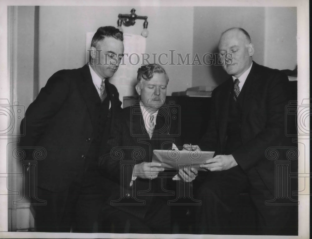 1934 At Anti American Hearing - Historic Images