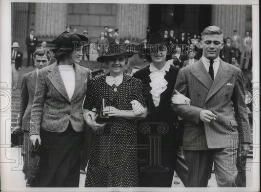 1938 Press Photo Family members of James J. Hines at Supreme Court for trial - Historic Images