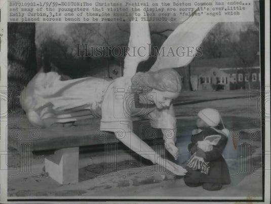 1959 Press Photo Fallen angel in Boston Common wanting to be picked up - Historic Images