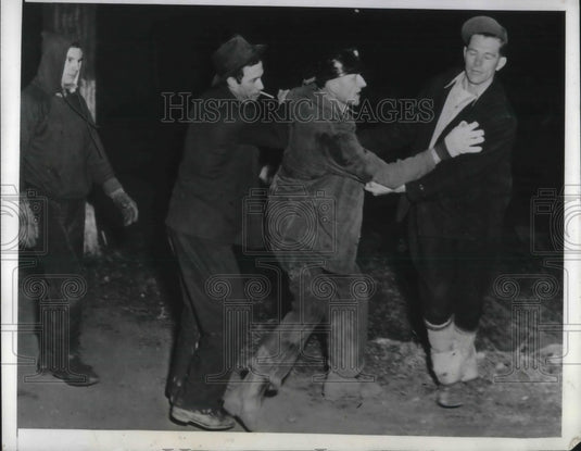 1941 Press Photo Pickets pushing back a worker attempting to enter. - Historic Images