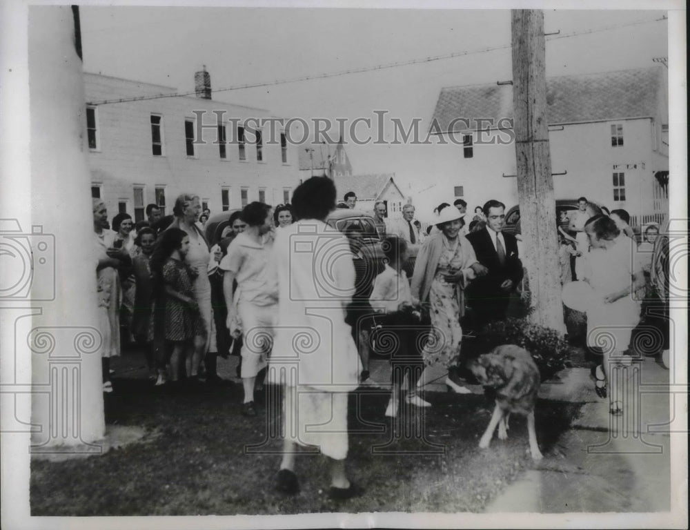 1937 Press Photo Lucy Conti, 14 and Micheal Sanzica, 33, after their marriage. - Historic Images