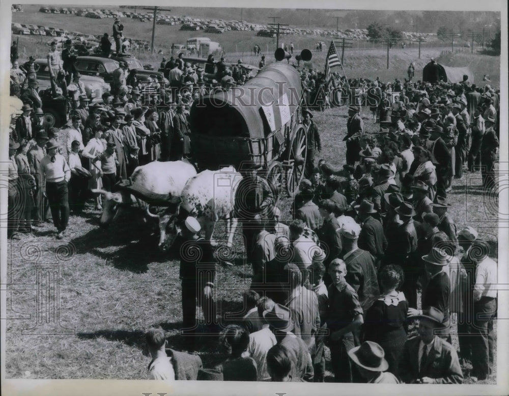 1947 Press Photo Oxen pulling a Conestoga Wagon - Historic Images