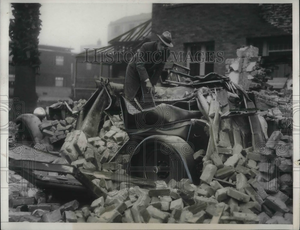 1933 Press Photo Car completely demolished by falling bricks on Long Beach St - Historic Images