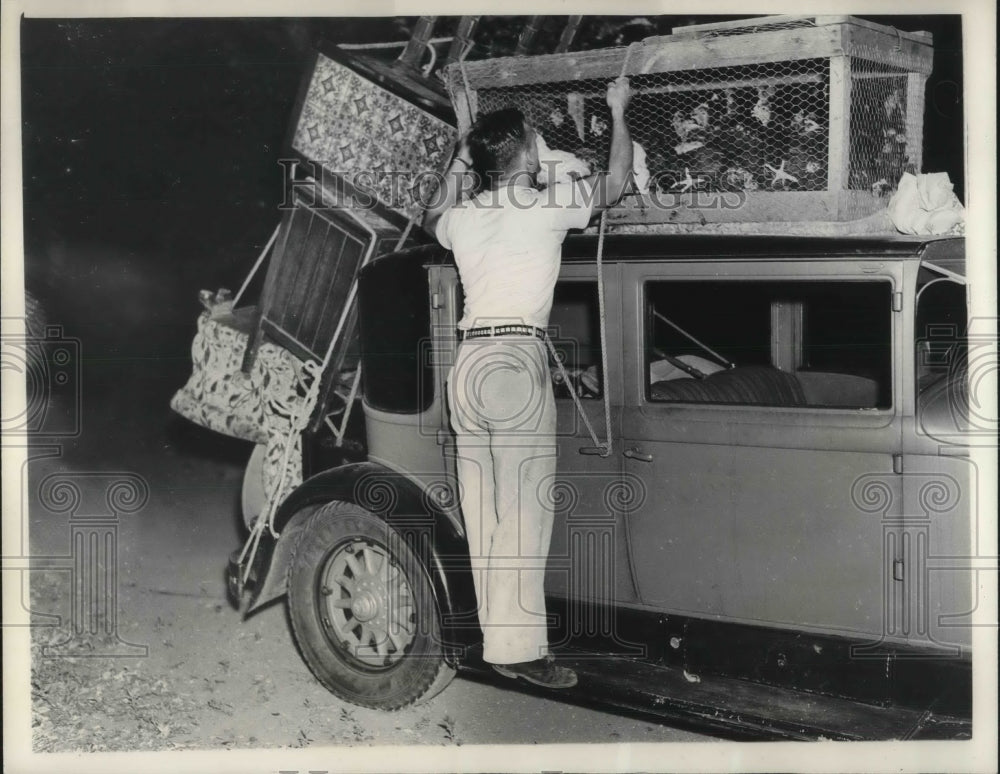 1936 Press Photo JC Willis loads his car to help homes in the path of flame - Historic Images