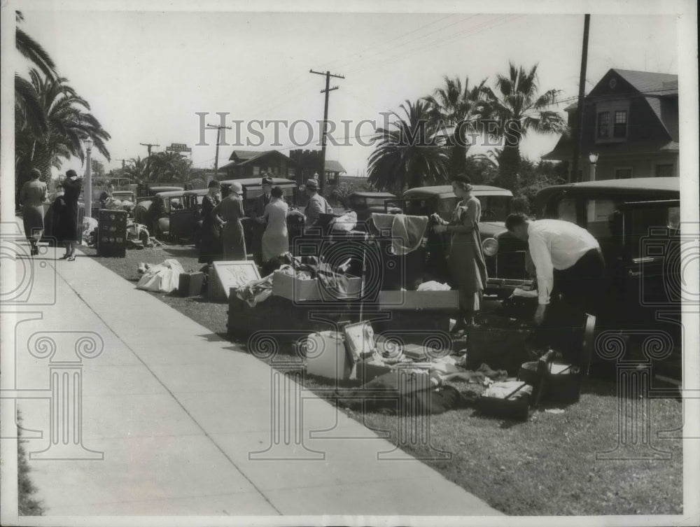 1933 Press Photo Quake victims leave area of Long Beach, California - Historic Images