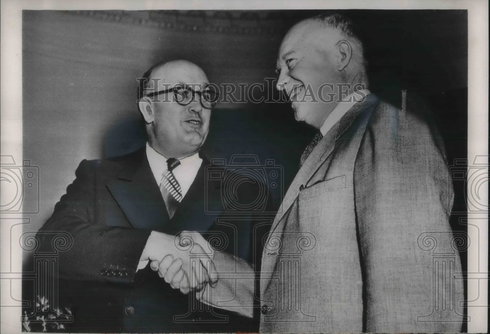 1953 Press Photo new GOP chairman Leonard Hall congratulated by Pres. Eisenhower - Historic Images