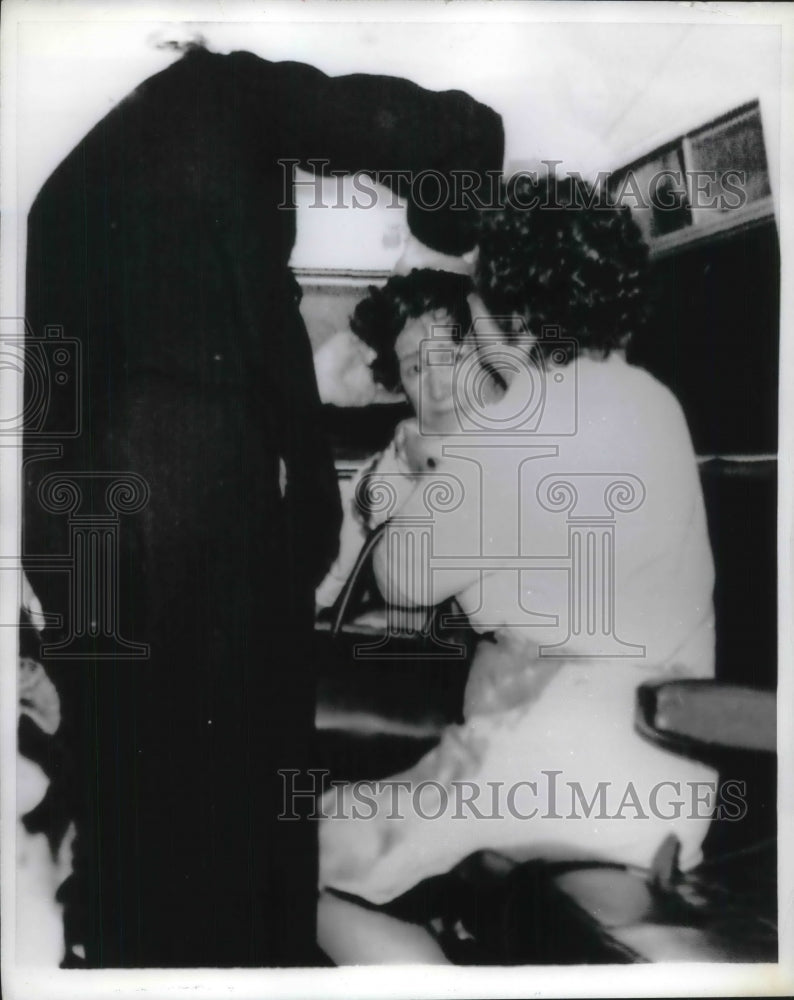 1972 Press Photo Women victims of bomb blast outside Library Hall in Dublin - Historic Images