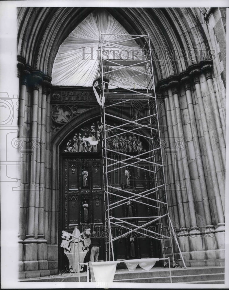 1964 Press Photo Workmen prepare NY&#39;s St. Patrick&#39;s for popes visit-Historic Images