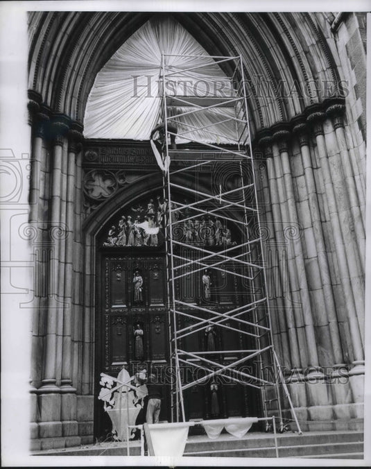 1964 Press Photo Workmen prepare NY's St. Patrick's for popes visit-Historic Images