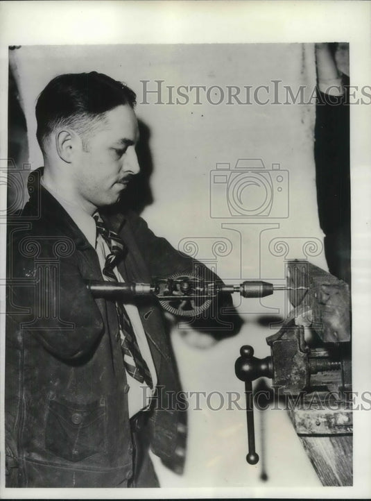1936 Press Photo Charles M. Benham armeless but performs normal activities - Historic Images