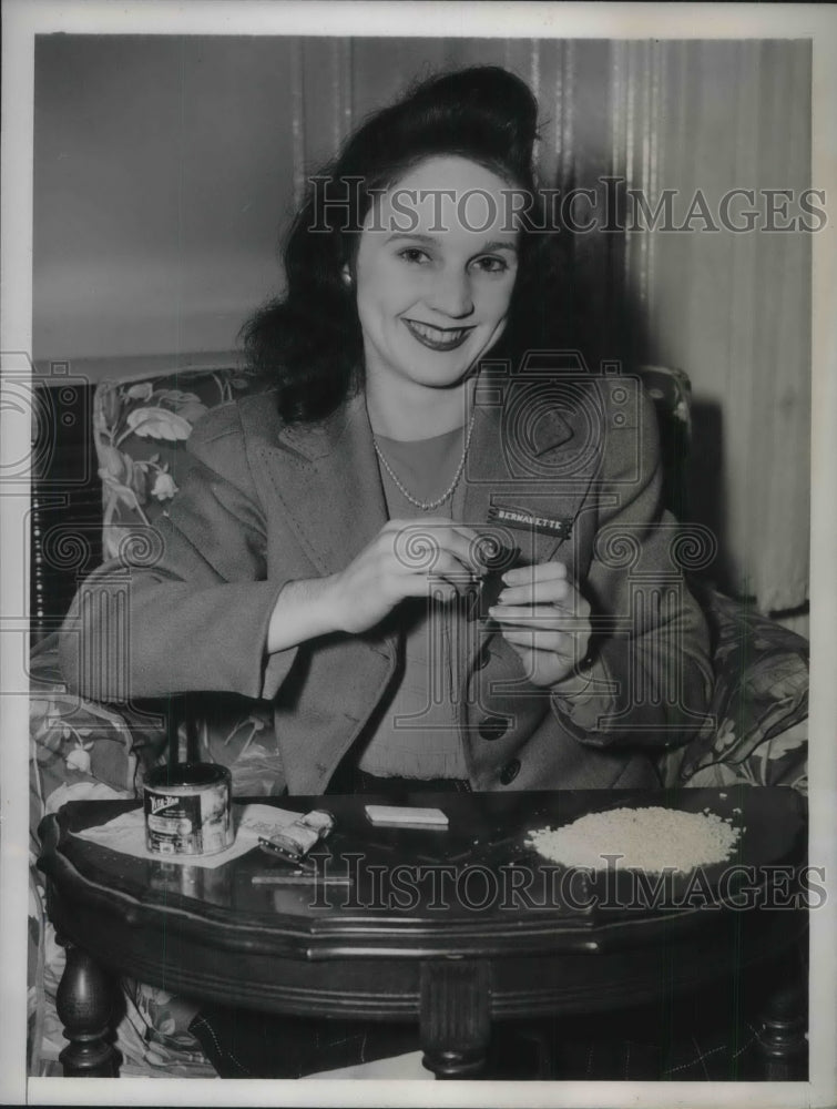 1940 Press Photo Bernadette Downes Clerk In Treasury Department - nec28072 - Historic Images