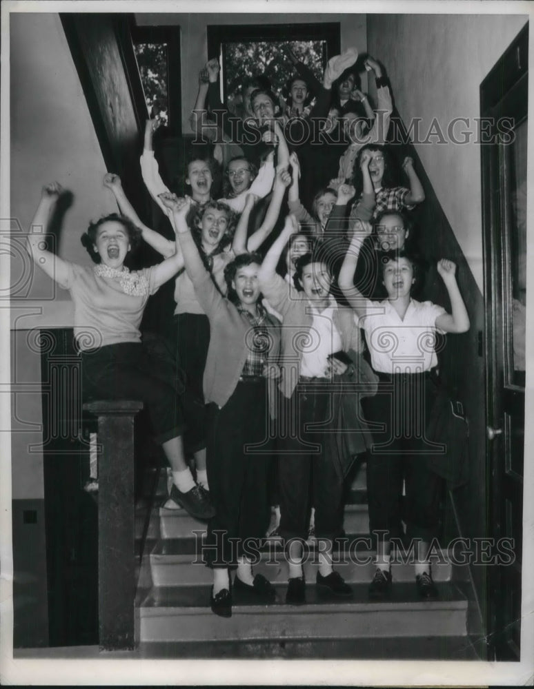 1950 Press Photo Students Cheer Departure Of State Troopers - Historic Images