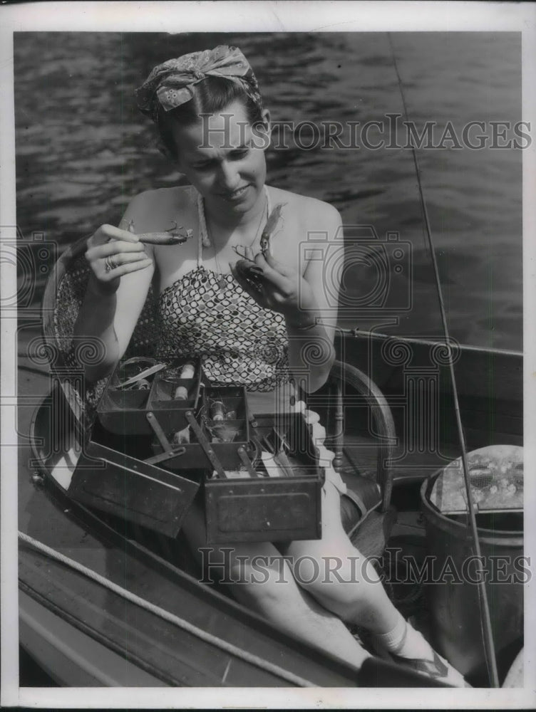 1938 Joanne Goodwin can&#39;t make out what lure to use - Historic Images