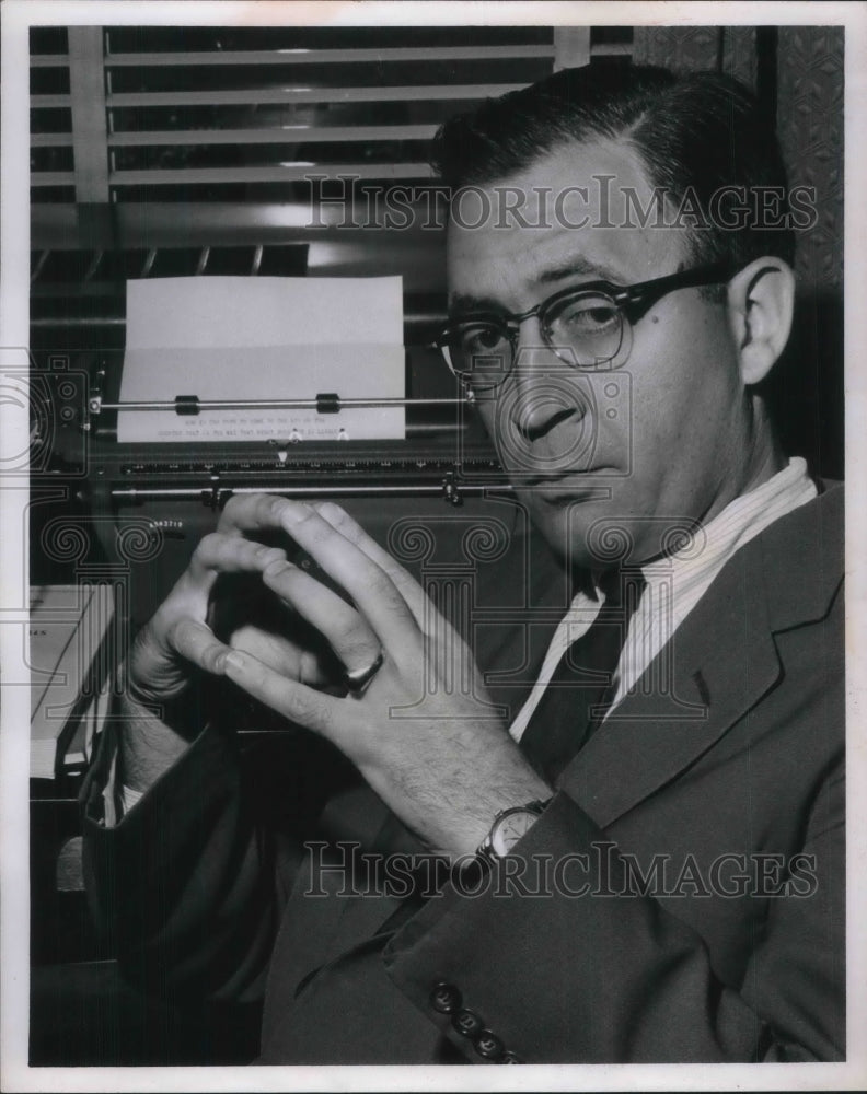 1964 Press Photo James Reichley, Legislative Secretary at his desk - Historic Images