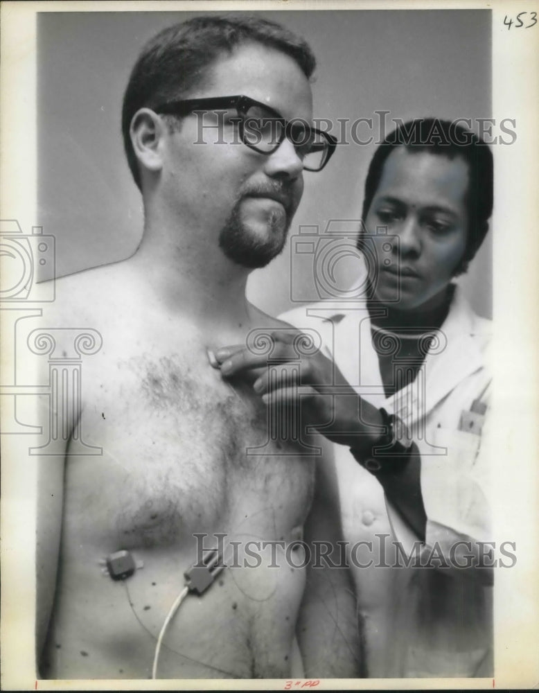 1970 Press Photo Cliff Seal, Sr Cardio-Pulmonary Tecnician preps Rick Townsend - Historic Images