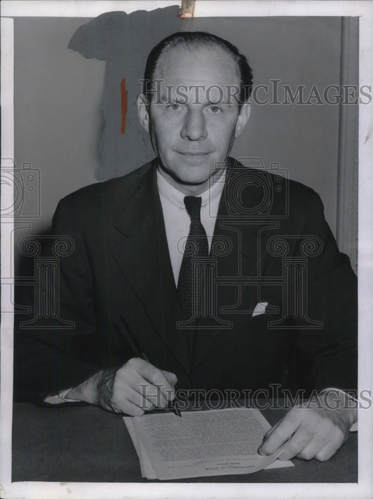 1944 Press Photo Robert Murphy, political adviser to Gen Eisenhower at his desk - Historic Images