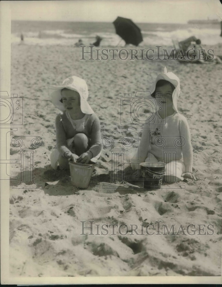 1929 Press Photo Alice Catherine and Mary Francis playing at the beach. - Historic Images