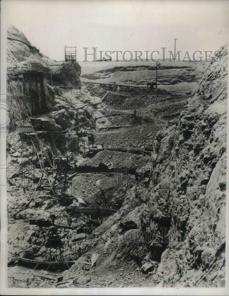 1937 Press Photo The Deepest hole ever dug for the foundation of a dam.-Historic Images